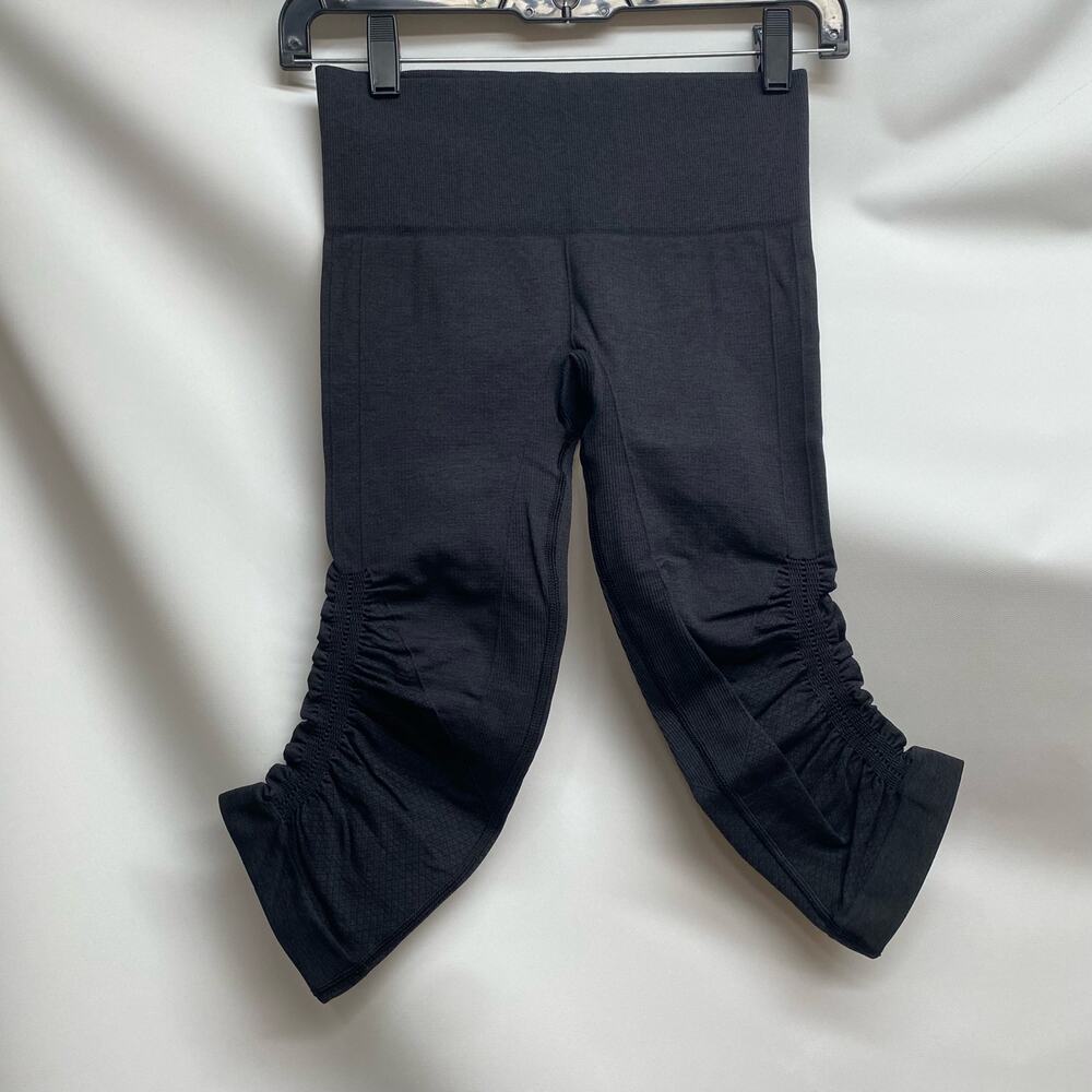 Lululemon In the Flow Crop Heathered Black sz 2 EUC